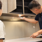 廚櫃下的加裝式崁燈，創(chuàng)造貼心的照明效果，為廚具空間增添另一份溫暖，也讓使用上更安心。