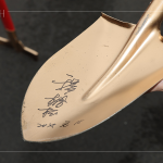 新業(yè)建設(shè) 創(chuàng)辦人 穆椿松先生，於金鏟子上簽名，象徵著開工誌慶，步步啟程。