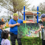 一張張筏子溪生態(tài)實(shí)景圖，透過荒野保護(hù)協(xié)會生動(dòng)的解說，讓家長和小朋友對生物有更進(jìn)一步的認(rèn)識，也見識到生態(tài)系統(tǒng)中的食物鏈。