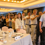 同仁們互相舒緩筋骨、鼓舞激勵(lì)、調(diào)整節(jié)奏，開啟一天的課程，同時(shí)也圈起彼此情感與向心力。