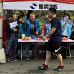 現(xiàn)場(chǎng)新業(yè)建設(shè)穆椿松名譽(yù)董事長(zhǎng)（左二）與卓勝隆董事長(zhǎng)（左一）引領(lǐng)大家，加油吶喊給予跑者支持。