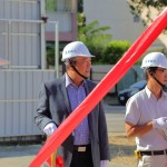 新業(yè)建設穆椿松名譽董事長(中)、邱正光副總(左)與工地主任(右)眼神中似乎可以看見「新業(yè)自由居」成型後的夢想家園。

