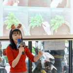 再次攜手 ＃蒔嚐花藝 shibashiba florist，帶領(lǐng)手綁半月型聖誕花圈，將這一年的珍藏，編織成一圈圈的溫柔。