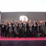 頒獎(jiǎng)團(tuán)隊(duì)與得獎(jiǎng)?wù)咭煌嫌傲裟?。?屆臺(tái)中市都市空間設(shè)計(jì)大獎(jiǎng)緊扣「適法」、「創(chuàng)意」、「?jìng)鞒小沟仍V求，傳達(dá)幸福城市始於移居宜家的意涵。