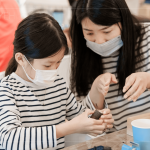 溫柔仔細(xì)的叮嚀，默默在旁靜靜看照，放手讓孩子盡情的發(fā)揮，在課程中找到手作帶來的自我可肯定與完成後的感動(dòng)。