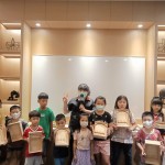 小朋友們完成了屬於自己獨(dú)一無(wú)二的彈珠臺(tái)，從敲敲打打中學(xué)習(xí)到做任何事都需要耐心等候與按部就班，就可以感受到只屬於自己的小榮譽(yù)。