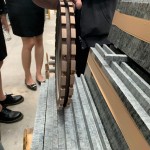 現(xiàn)場除了大型切割器，這個狀似迷你輪胎的器材，是讓石材切割出止滑溝的秘密武器，可謂小兵立大功！