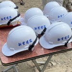 新業(yè)總是將住戶的需求與期待放在心上，每一頂工程頭盔不僅代表專業(yè)，也象徵著與建築師心起手應(yīng)、一同築起願(yuàn)景的默契。