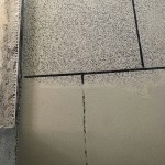 海綿擦拭前(下)後(上)的對比，讓隔著層層水泥的石子掀開神秘的面紗，重見天日。