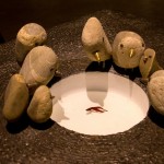 每一項(xiàng)鳥兒的金工原石作品，嘴喙都被打磨得光亮平滑顯得相當(dāng)逗趣，描繪一隻隻收起翅膀想要自由卻又嚮往安定的鳥兒，表達(dá)家與家人的重要性。