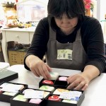 將羊毛皂一一裝入禮盒，千辛萬苦完成禮盒包裝，每個步驟絕不馬虎。