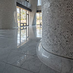 表面貼滿小小的圓形馬賽克磚，呼應(yīng)曲柱的圓潤特色