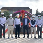 新業(yè)建設 穆椿松名譽董事長(右四)、卓勝隆董事長(右三)帶領新業(yè)團隊，祈求保佑人員平安、工程順利。