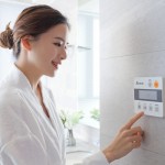 喜歡在晨起時(shí)藉由泡澡喚醒交感神經(jīng)，抑或是將花灑打開(kāi)將一整天的疲憊隨著水花沖散？將暖風(fēng)機(jī)調(diào)到自己偏好的溫度，緩和冷與暖的交界，帶來(lái)舒適又舒心的沐浴時(shí)光。