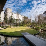 從社區(qū)中庭、家戶陽臺、到空中花園，整體綠覆率超過100%，自然植栽錯落建築之中，層疊融合成一座垂直森林。