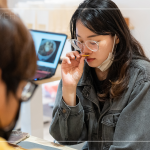 空氣中瀰漫淡淡草藥味，透過嗅覺去感受不同氣味，來自東方美學(xué)的天然草本香氛，更能放鬆身心靈。