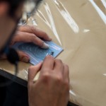 應(yīng)景的虎兒，沿著線條剔除邊角，有深有淺，豐富版畫的層次感，實(shí)際感受手感的溫度。