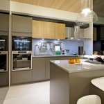 巧思哲學的私廚空間，開放式中島結合餐桌，善用空間的設計，可以是備料空間，也可以是小朋友書寫玩樂的地方，省時簡約的廚房場域，只為了留給家人更多愛的時間。