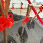 開工象徵的金鏟子，猶如一顆開起夢想的種子，扎根土壤，彷彿像孕育生命般，即將萌芽。