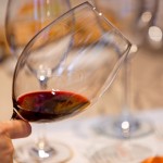 輕微傾斜酒杯，燈光穿越酒體，可以依稀看見隱隱透出的紅色光澤，呈現(xiàn)出酒品的不同狀態(tài)。