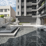 暖陽撒落的中庭，搭配上任大賢老師的藝術(shù)品『雲(yún)與樹』，共同交織出無限美好景致。