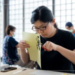 沿著線條剪裁，透過(guò)轉(zhuǎn)動(dòng)紙張方向，剪去多餘的邊角，利用些許剪紙小技巧，讓過(guò)程中更順手。