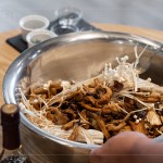 【迷迭醬油烤菇】
簡(jiǎn)單的烤菇料理，不需要太繁複的工序，而是用看似平凡的食材，提出食物本身的鮮香風(fēng)味。
