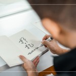 米灰色的質(zhì)感職人手札，搭配郭哥(郭子乾)親筆簽名，作為當(dāng)天抽獎(jiǎng)禮，贈(zèng)予一份特別的祝福。