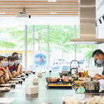 看著老師每一步驟的示範(fàn)與教學(xué)，一顆粽子的背後，是經(jīng)過繁瑣的步驟，從備料、炒料、再到包粽，讓我們感恩腳下每一寸土地，步步講究、守候與疼惜。