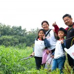 新業(yè)住戶攜家?guī)Ь臁⒉讲较蚯?，帶孩子親近大自然的同時，也一同用行動守護著這條生命之河。