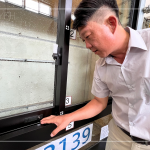 新業(yè)建設營建部 賴英濱經理 仔細確認，水密性能試驗後的氣密窗，是否有漏水、滲水、濺水等狀況。