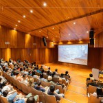 跨越千里，尋訪北歐冰川，聽見古老冰川喘息的消融，深邃的夢幻冰洞，從冰河母體崩裂，流落到冰河湖，再漂向大海，流連在海岸線上。