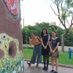 淘氣稚嫩之姐妹倆(插畫家邱馨怡 右一)，一同參觀新業(yè)觀峰『馬賽克藝術(shù)拼貼?戶外碉堡』，由日本藝術(shù)家駿 河敏，駐臺3週親手打造。