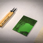 雕刻板選用適合初學(xué)者的樹(shù)脂板，圖案設(shè)計(jì)以臺(tái)中文學(xué)館的大榕樹(shù)和日式建築為意象，在刻板的同時(shí)，也讓創(chuàng)作更具樂(lè)趣。