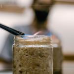 封罐前最後儀式，透過(guò)火焰高溫殺菌，為歲月的釀造揭開(kāi)序幕，讓時(shí)間與微生物在無(wú)瑕的環(huán)境中，慢慢交織出專屬的風(fēng)味。