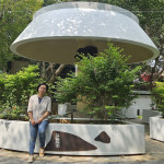 外觀獨(dú)特的蘑菇亭，由藝術(shù)家-張婷雅 創(chuàng)作金屬鐵件雷切藝術(shù)裝飾，從大自然的種子、葉子及植物汲取靈感，在花圃表面裝飾，彷彿被大自然環(huán)抱。