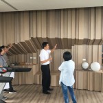 景觀健身房裡的一側(cè)，佈滿不規(guī)則而立體的線條，隱身的收納空間透過具現(xiàn)代感的擺設(shè)，瞬間進(jìn)入藝術(shù)的魔幻空間。