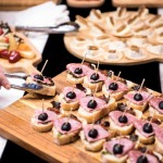 黑橄欖搭配煙燻火腿的鹹乳酪吃法，也能激盪出乳酪的另一種風(fēng)味，一口就輕易抓住我們的味蕾。