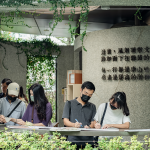 寫下對(duì)新業(yè)說的話，感謝當(dāng)日撥空參與的家族朋友們，在格子書席一隅，透過一字一句留下的回饋與鼓勵(lì)，新業(yè)珍藏於心。