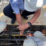 眾人齊心於樓頂安裝「噴金漆鋼筋」，古有云「上樑有如人之加冠」，不論在建築進(jìn)度及民俗學(xué)上都極具意義。