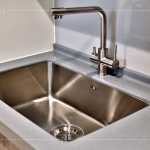 完美的廚房夥伴-流理臺(tái)、水槽區(qū)域，可根據(jù)需求和偏好挑選，易清潔、不卡垢的檯面材質(zhì)，不論在視覺上或?qū)嵱眯远紦碛惺孢m地生活享受。