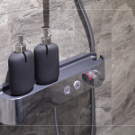 主、客浴裝載溫控沐浴龍頭，搭配貼心的檯面設(shè)計(jì)，減法的設(shè)計(jì)美學(xué)是專屬建築職人的巧思。