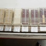 將包裝空氣抽除並封口，保持真空狀態(tài)，使白米、糙米與紅豆更能保鮮。