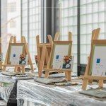 乘著9月夏日餘溫，相約家人，來到新業(yè)睿見R樓，屢屢陽光穿透玻璃窗，築一場畫布拾光。