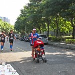 新業(yè)團(tuán)隊(duì)在賽程路上也捕捉不少令人感動(dòng)的風(fēng)景：小小跑者尚未能參與比賽，但媽咪成為強(qiáng)大且耐心十足的後盾，讓小小孩也感受場(chǎng)邊加油聲的熱情與支持。