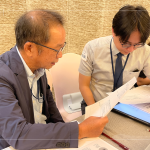 小組間透過面談紀(jì)錄表，交流對話，模擬面談時(shí)應(yīng)具備的技能，找到最適配職位、團(tuán)隊(duì)和公司文化的人才。(圖左一為新業(yè)建設(shè) 卓勝隆 董事長)