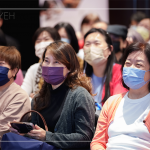 藝術(shù)家以開朗風(fēng)趣的演說(shuō)風(fēng)格，讓賓客的心湖，蕩漾出縷縷的閒適感，迎來(lái)笑意盈盈的午後時(shí)光。