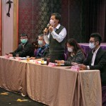 新業(yè)建設(shè)簡福榮總經(jīng)理（右三）、客服部楊麗真副理（右二），恭喜住戶入厝的喜悅，也歡迎每一位住戶成為『新業(yè)家族』的一份子。