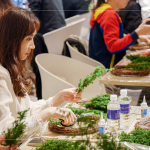 新鮮的雪松作為這次花圈基底，以手掌長度為基本大小，並可自行修整雪松的茂密度與長度，調(diào)整出理想中的花圈效果。