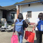 同仁協(xié)力提著15公斤重的年菜，穿梭在臺中的街道巷弄，只為將這份惦記與問候，送至弱勢獨居長輩、身心障礙朋友手中。